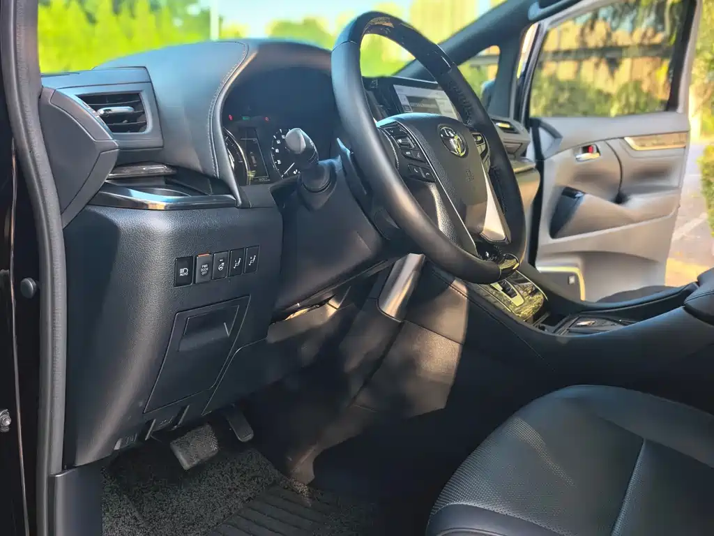 Toyota Alphard 2023 — фото 8