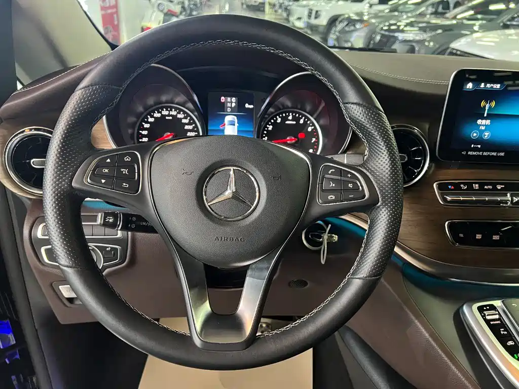 Mercedes-Benz V-Class 2023 — фото 6