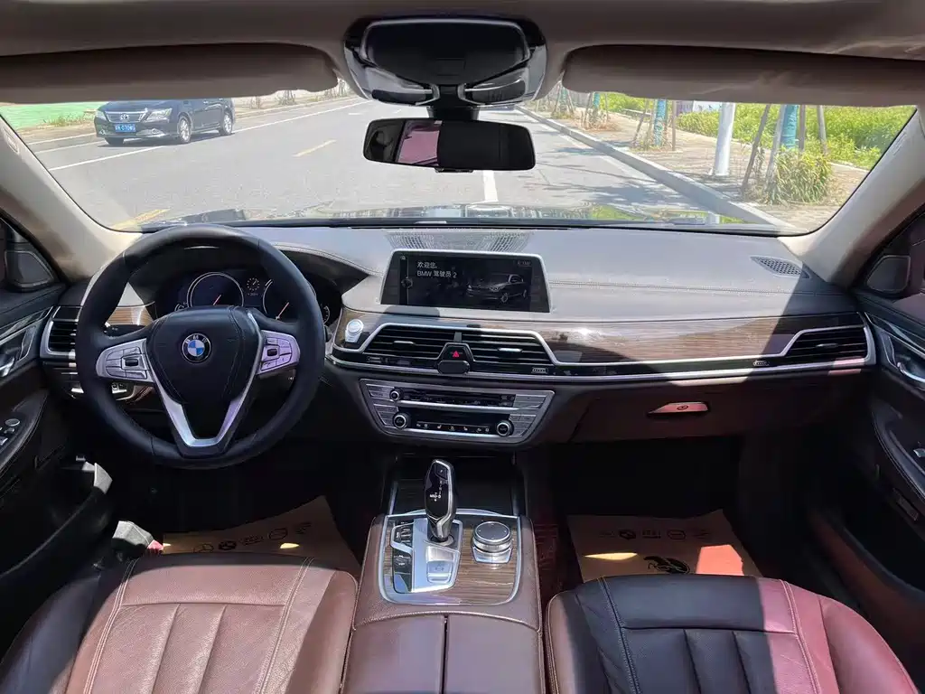 BMW 7 Series 2017 — фото 24