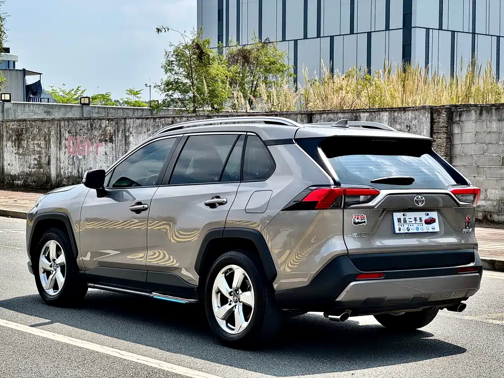 Toyota RAV4 2021 — фото 7