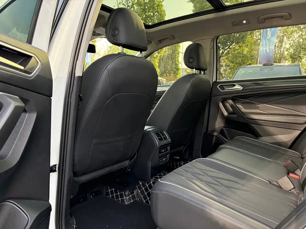 Volkswagen Tiguan L 2023 — фото 8