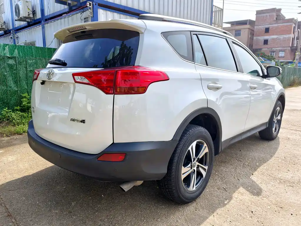 Toyota RAV4 2015 — фото 4