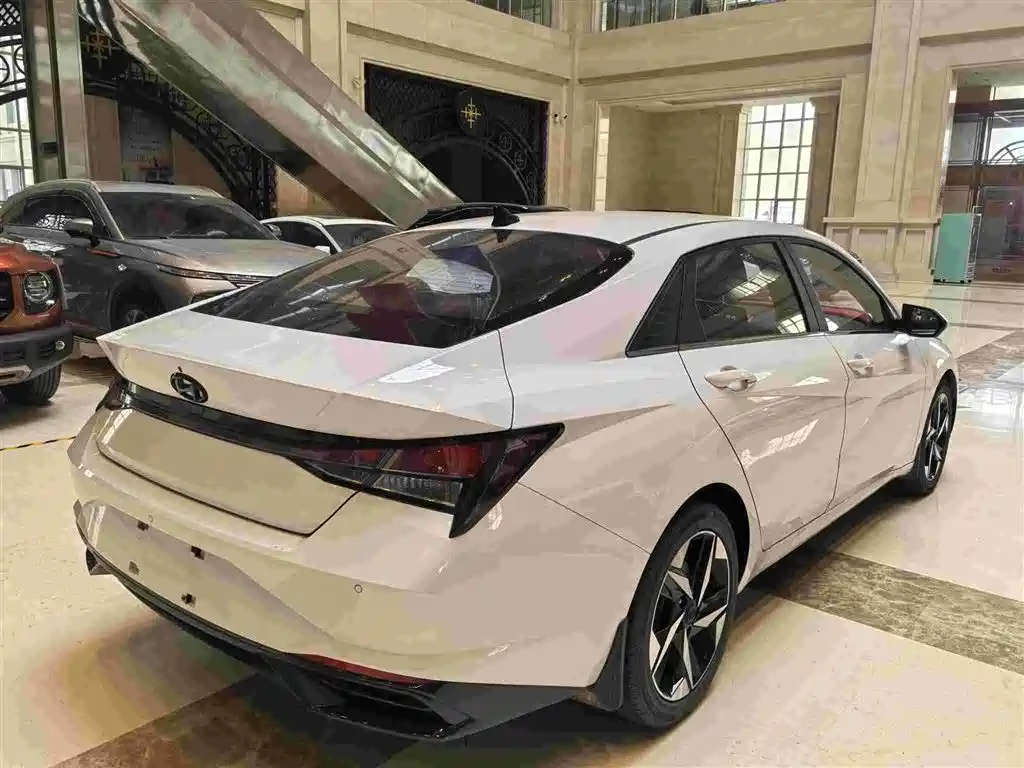 Hyundai Elantra 2023 — фото 20