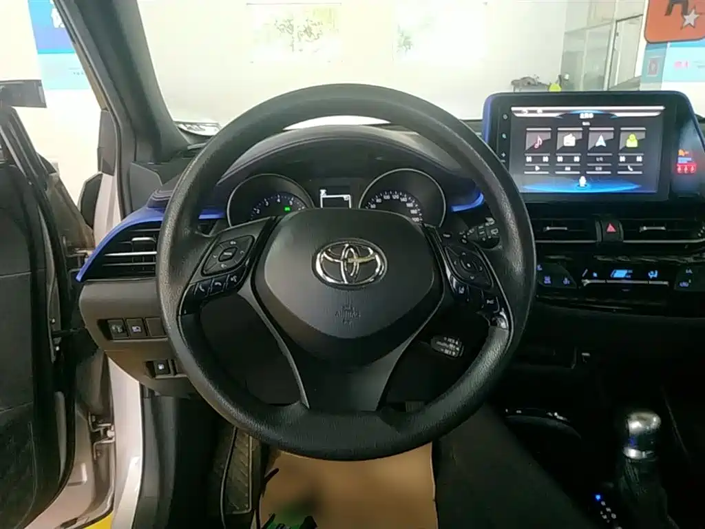 Toyota C-HR 2019 — фото 11
