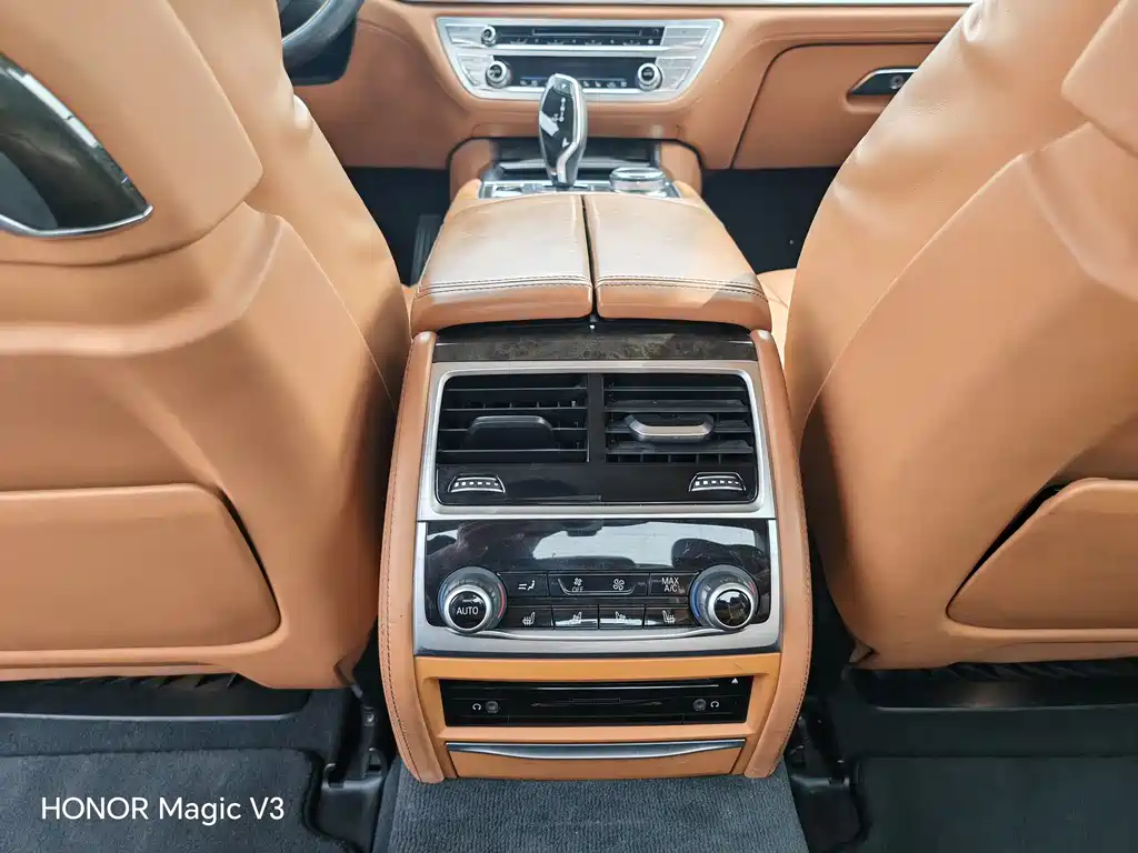 BMW 7 Series 2017 — фото 19
