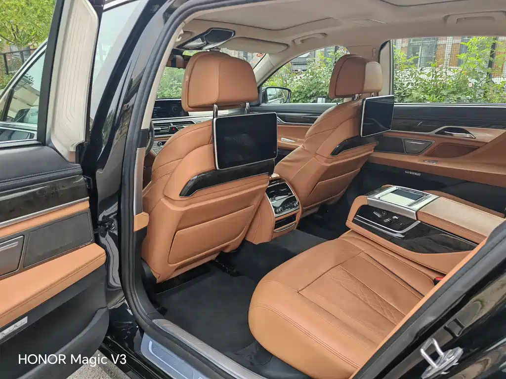 BMW 7 Series 2017 — фото 15