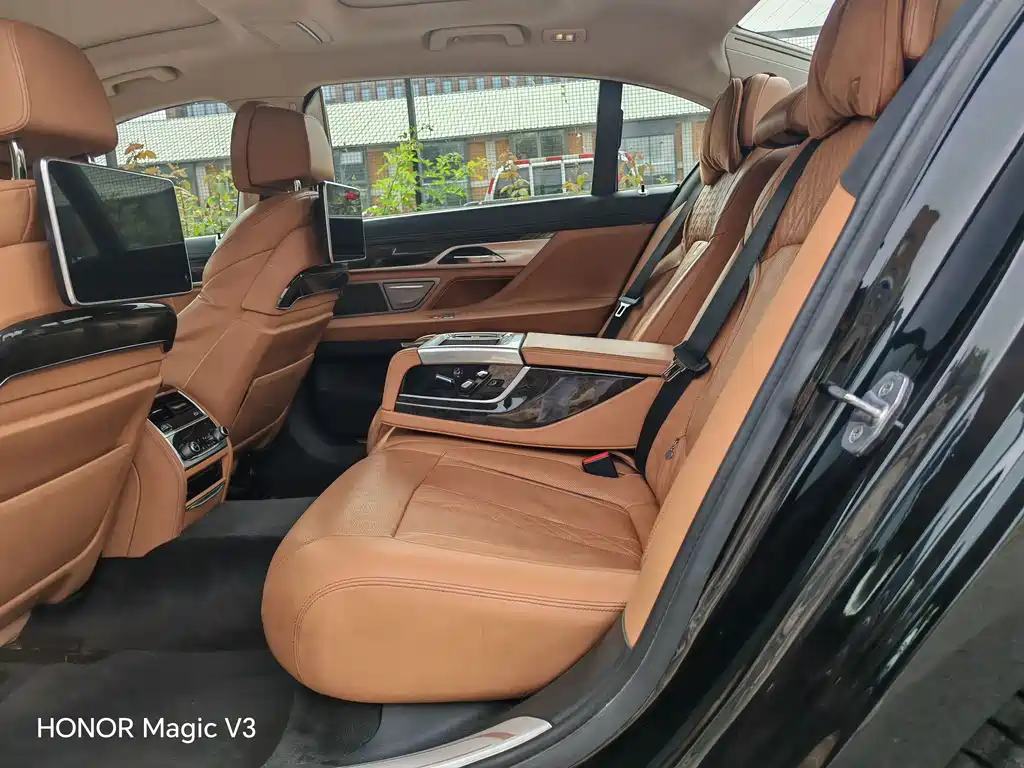 BMW 7 Series 2017 — фото 17