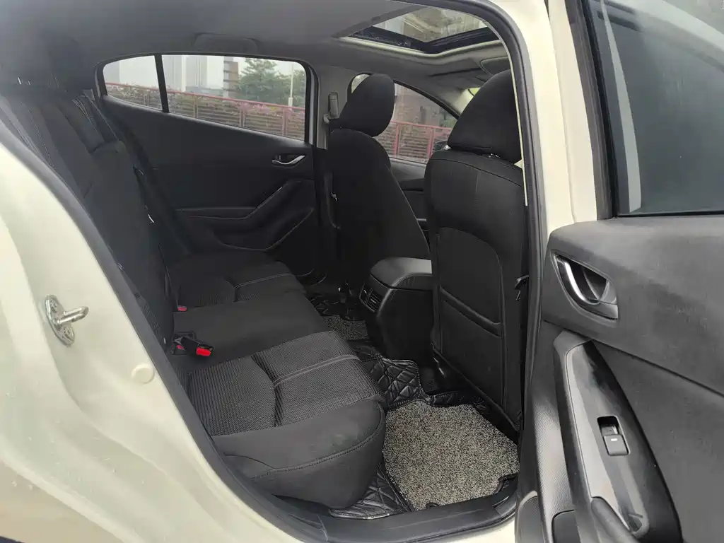 Mazda 3 Axela 2017 — фото 13