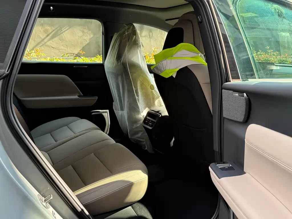 Volvo XC70 Plug-In Hybrid 2025 — фото 8