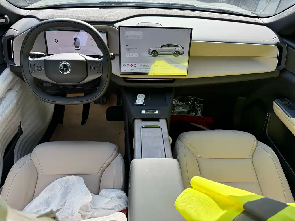 Volvo XC70 Plug-In Hybrid 2025 — фото 12