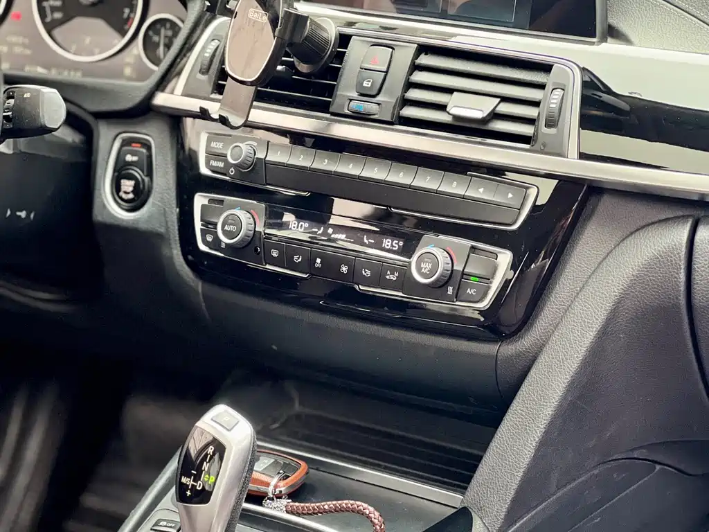 BMW 3 Series 2018 — фото 12