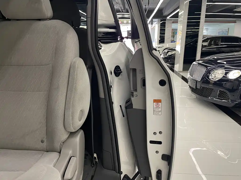Toyota Sienna 2016 — фото 39