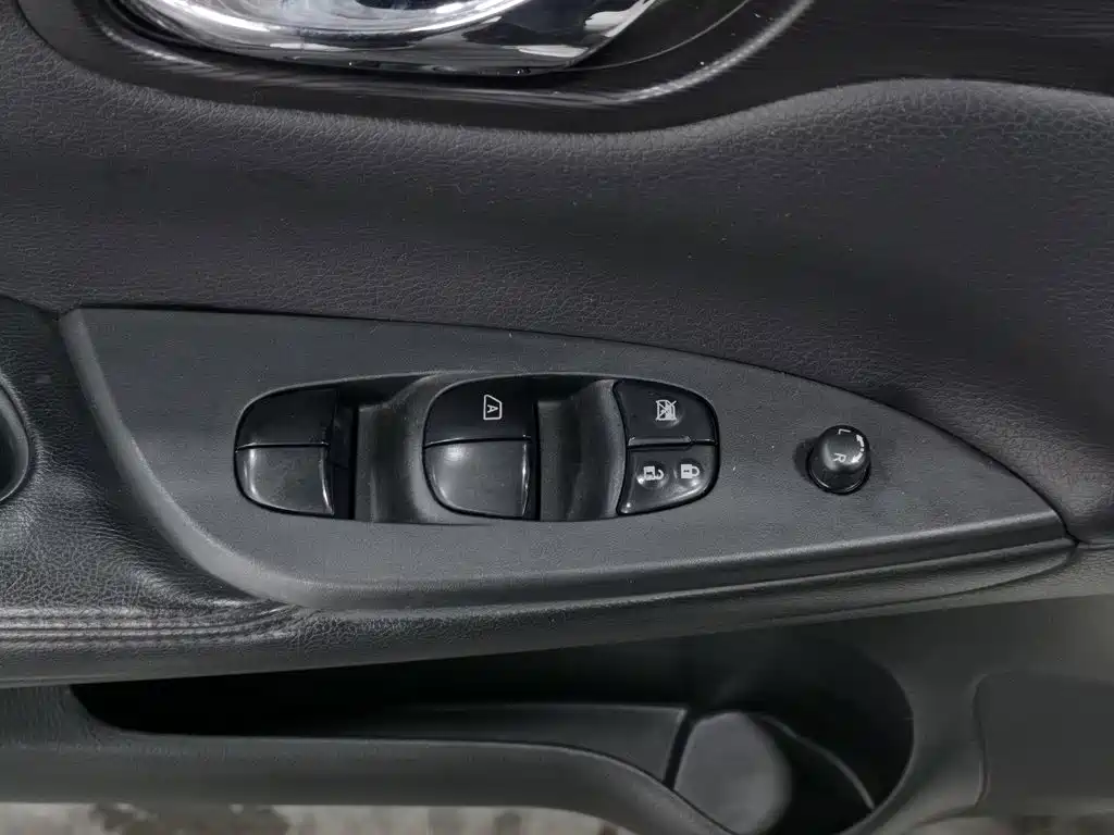 Nissan Tiida 2015 — фото 9