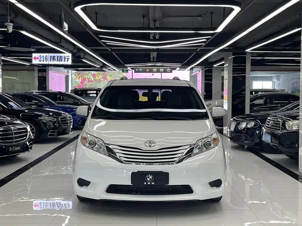 Toyota Sienna 2016 — фото 2