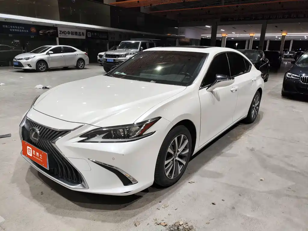 Lexus ES 2020 — фото 1
