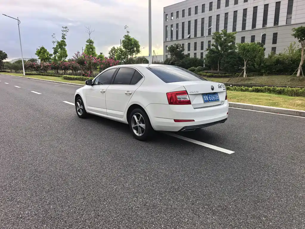 Skoda Octavia 2015 — фото 14
