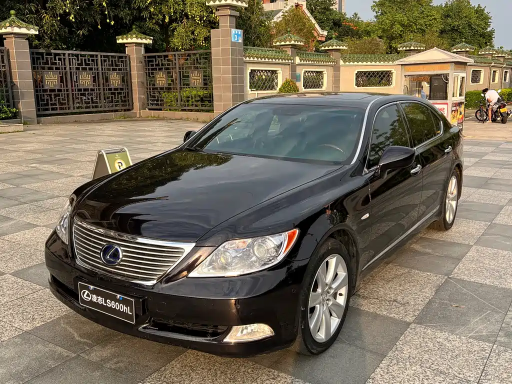 Lexus LS 2009 — фото 1