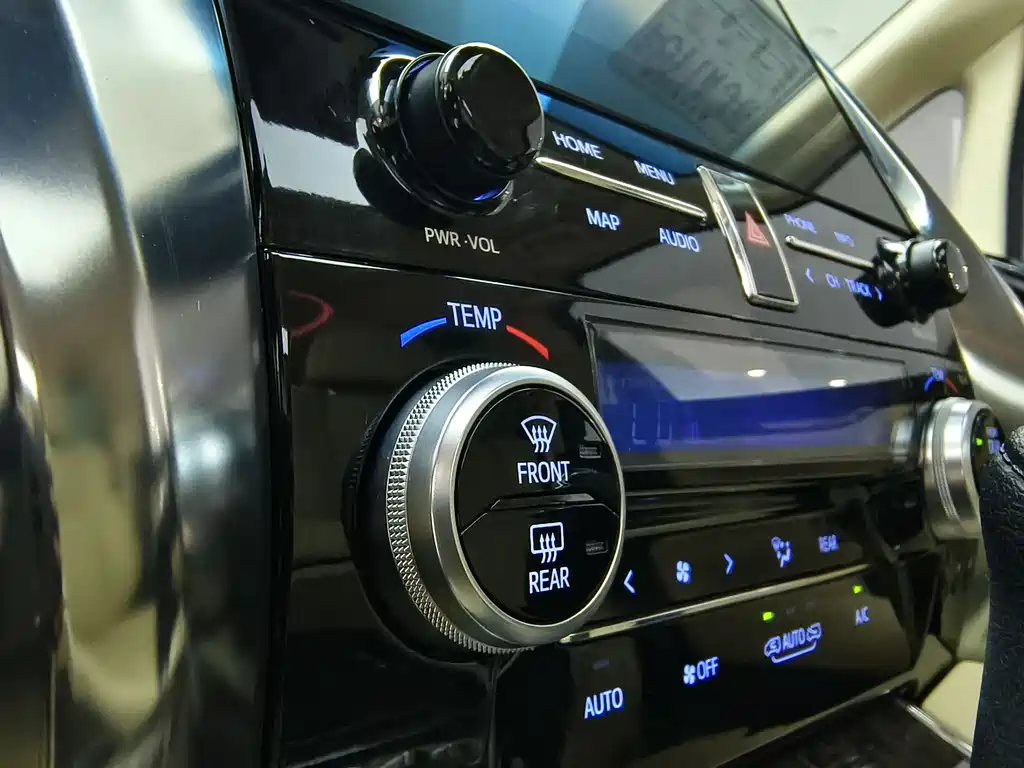 Toyota Alphard 2021 — фото 19