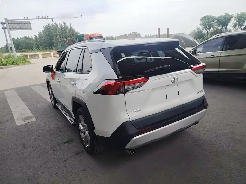 Toyota RAV4 2020 — фото 23