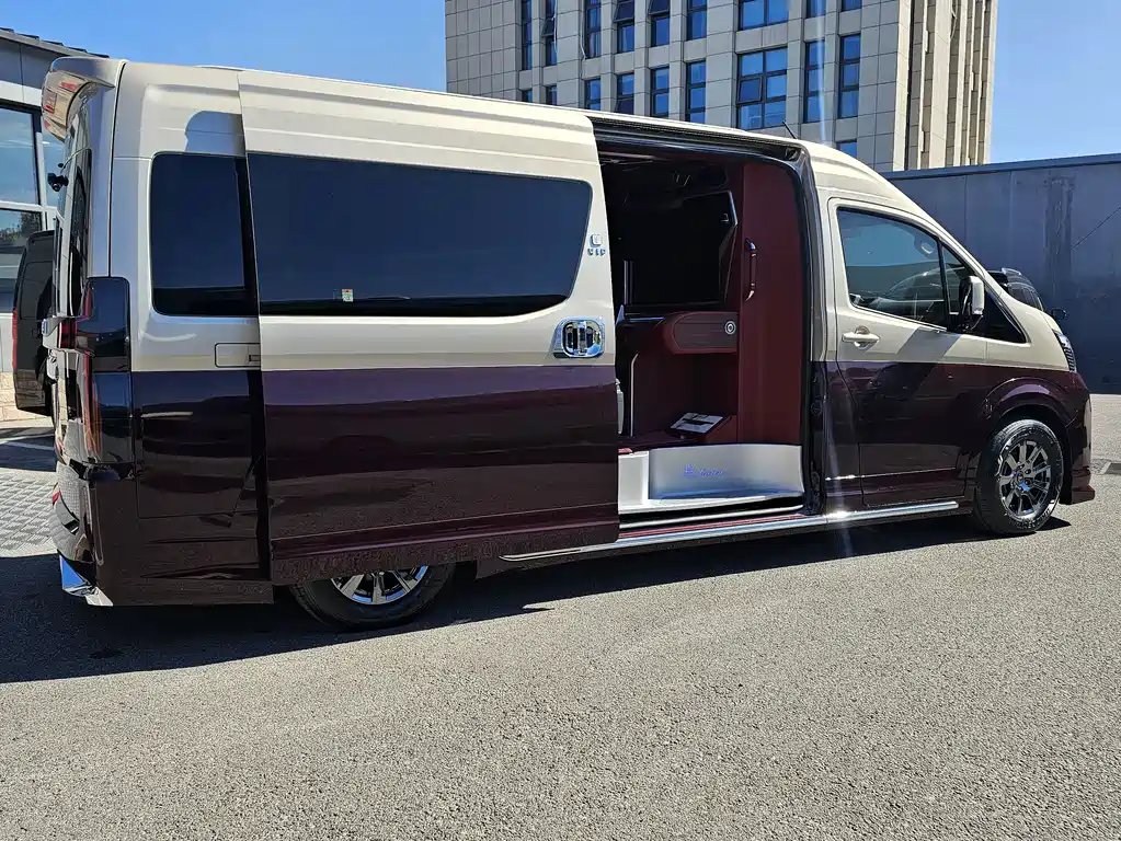 Toyota Hiace — фото 5