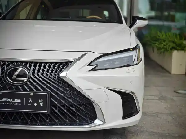 Lexus ES 2025