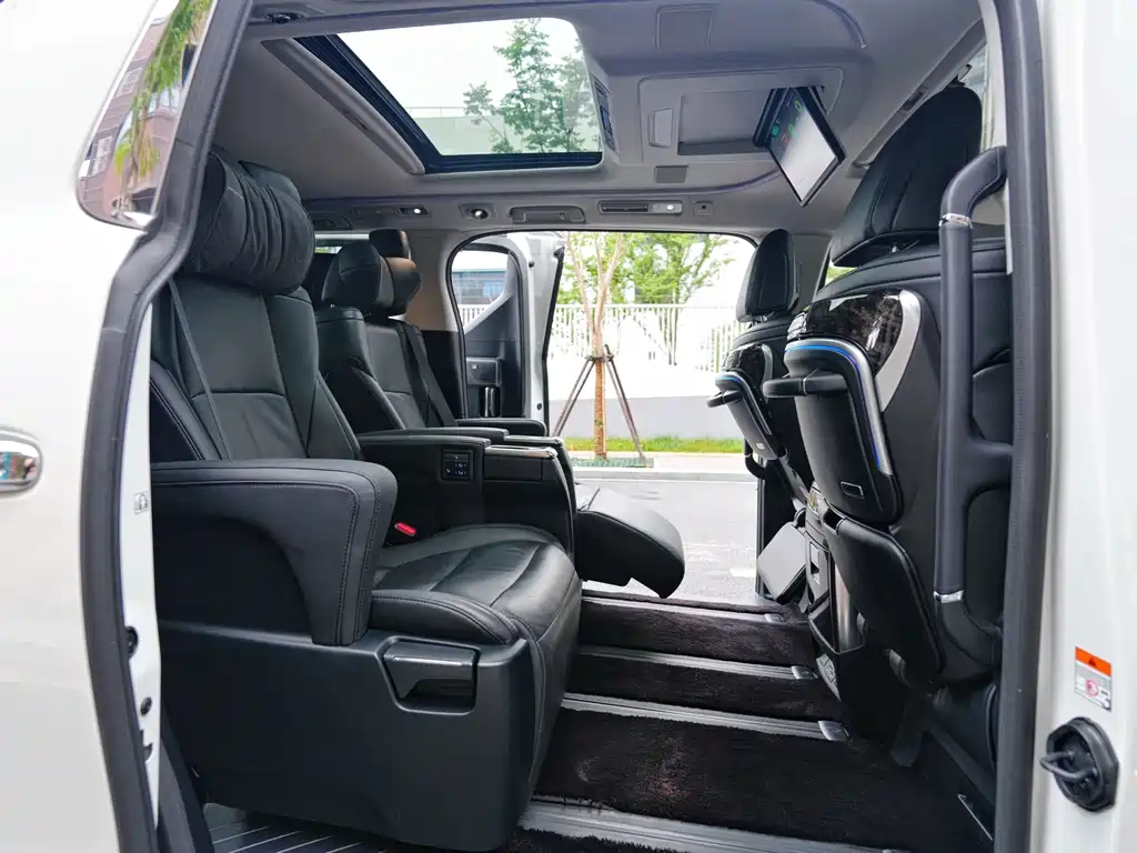 Toyota Vellfire 2022 — фото 10