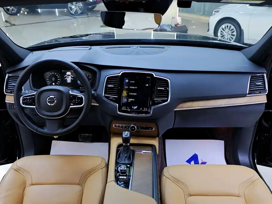 Volvo XC90 2018 — фото 18