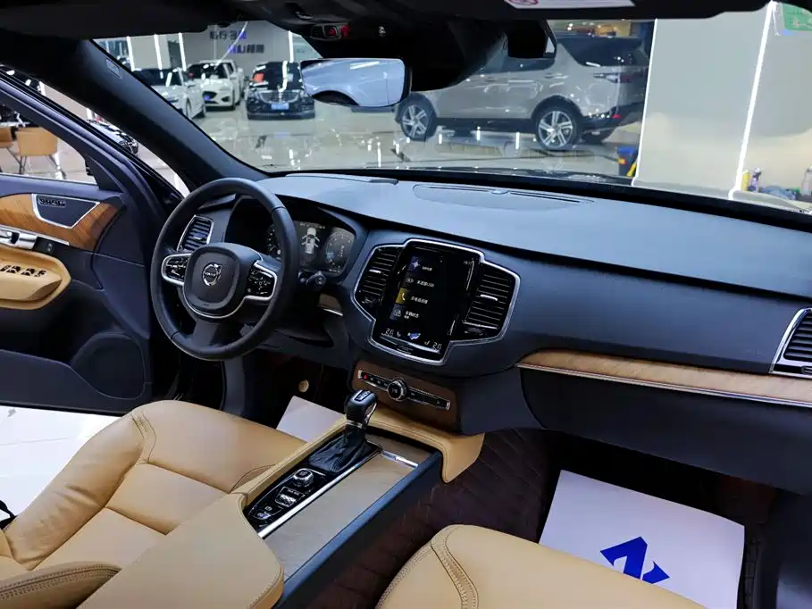 Volvo XC90 2018 — фото 19