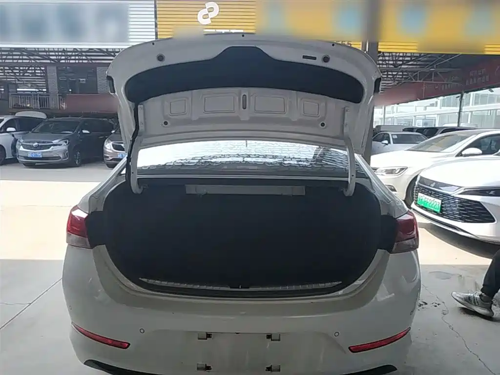 Hyundai Verna 2018 — фото 18