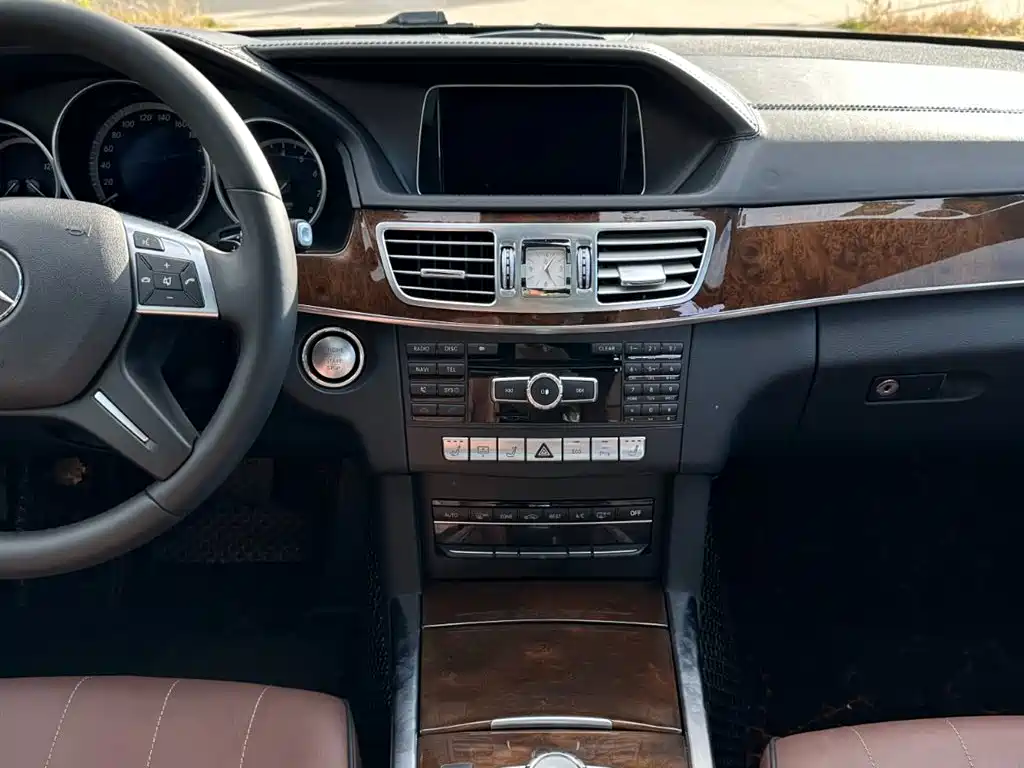 Mercedes-Benz E-Class 2015 — фото 19
