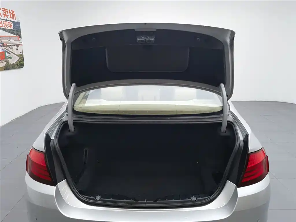 BMW 5 Series 2011 — фото 16