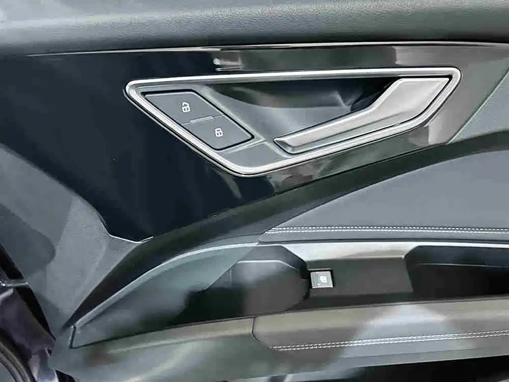 Audi Q4 e-tron 2023 — фото 15