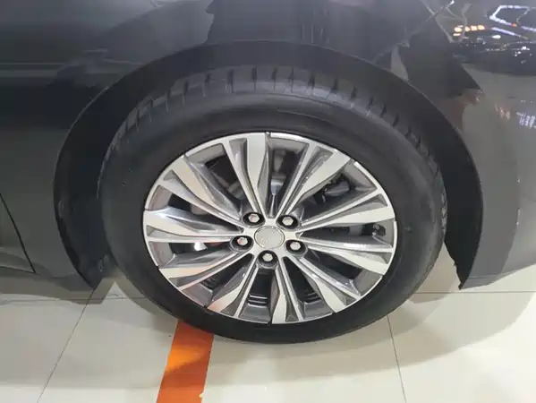 Hongqi E-QM5 2024