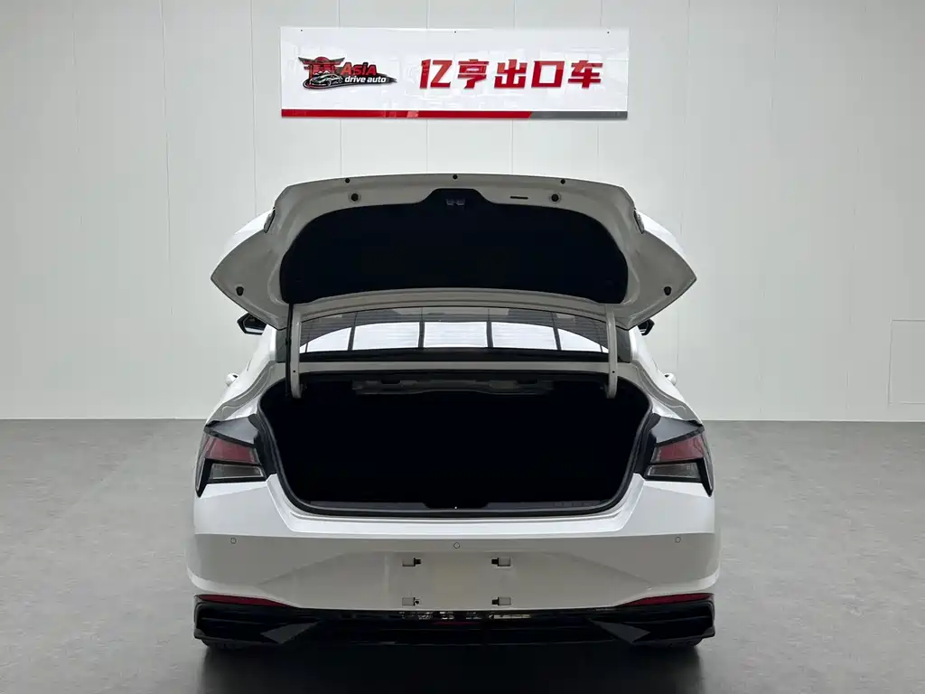 Hyundai Elantra 2023 — фото 17