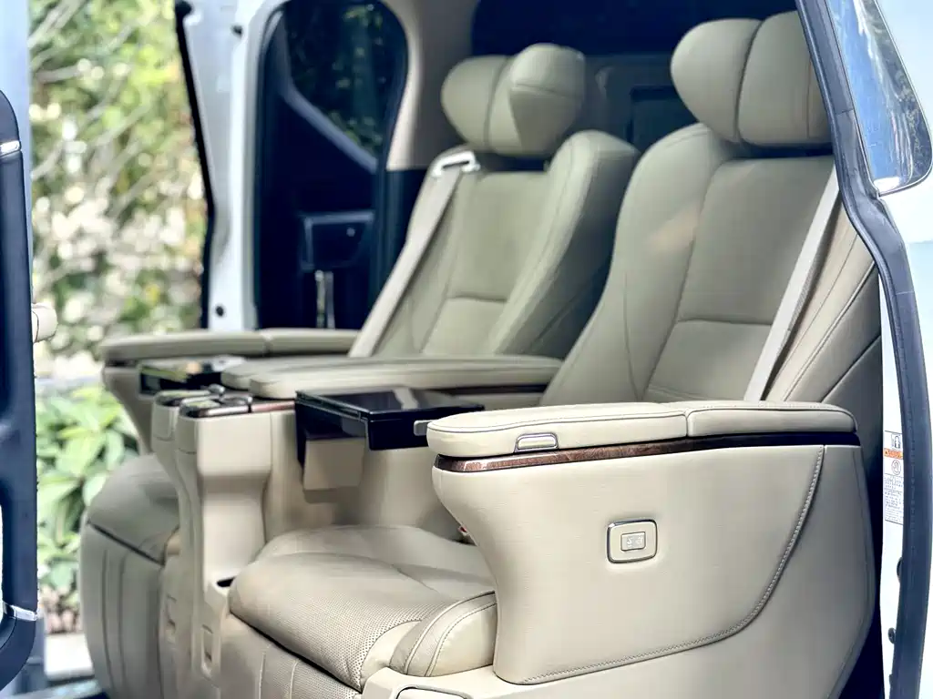 Toyota Alphard 2017 — фото 13