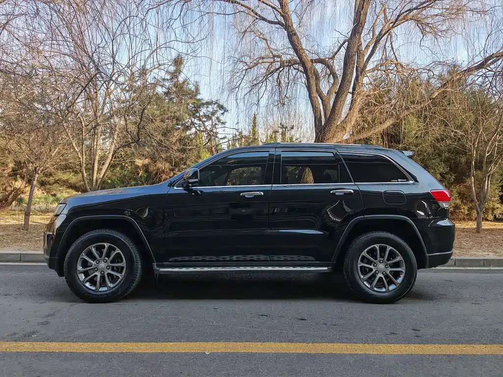 Jeep Grand Cherokee 2014 — фото 10