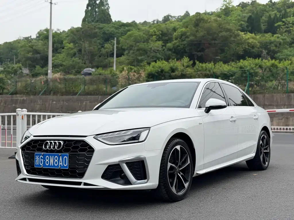 Audi A4L 2020 — фото 1