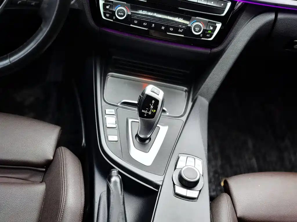 BMW 3 Series 2018 — фото 19
