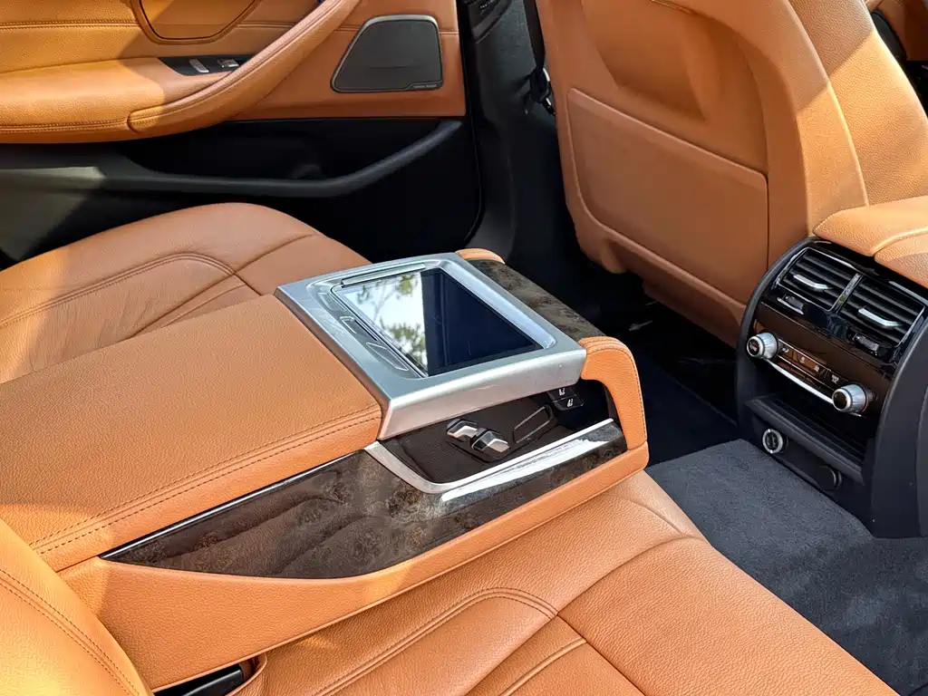 BMW 5 Series 2018 — фото 11