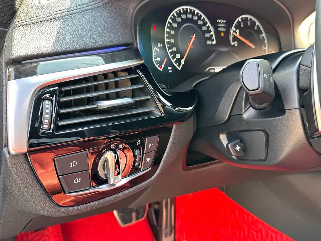 BMW 5 Series 2019 — фото 14