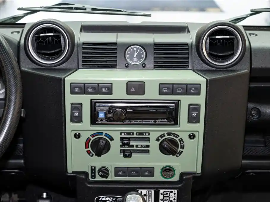 Land Rover Defender 2015 — фото 13