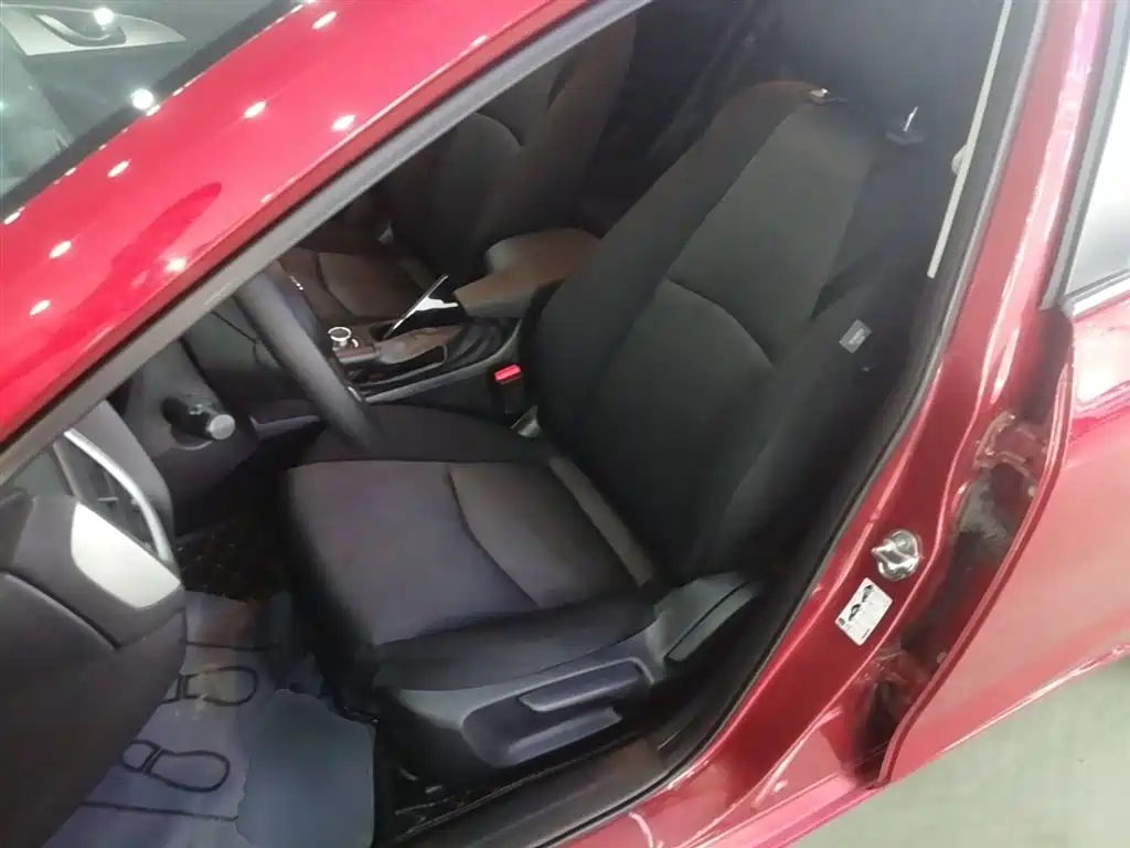 Mazda 3 Axela 2018 — фото 15