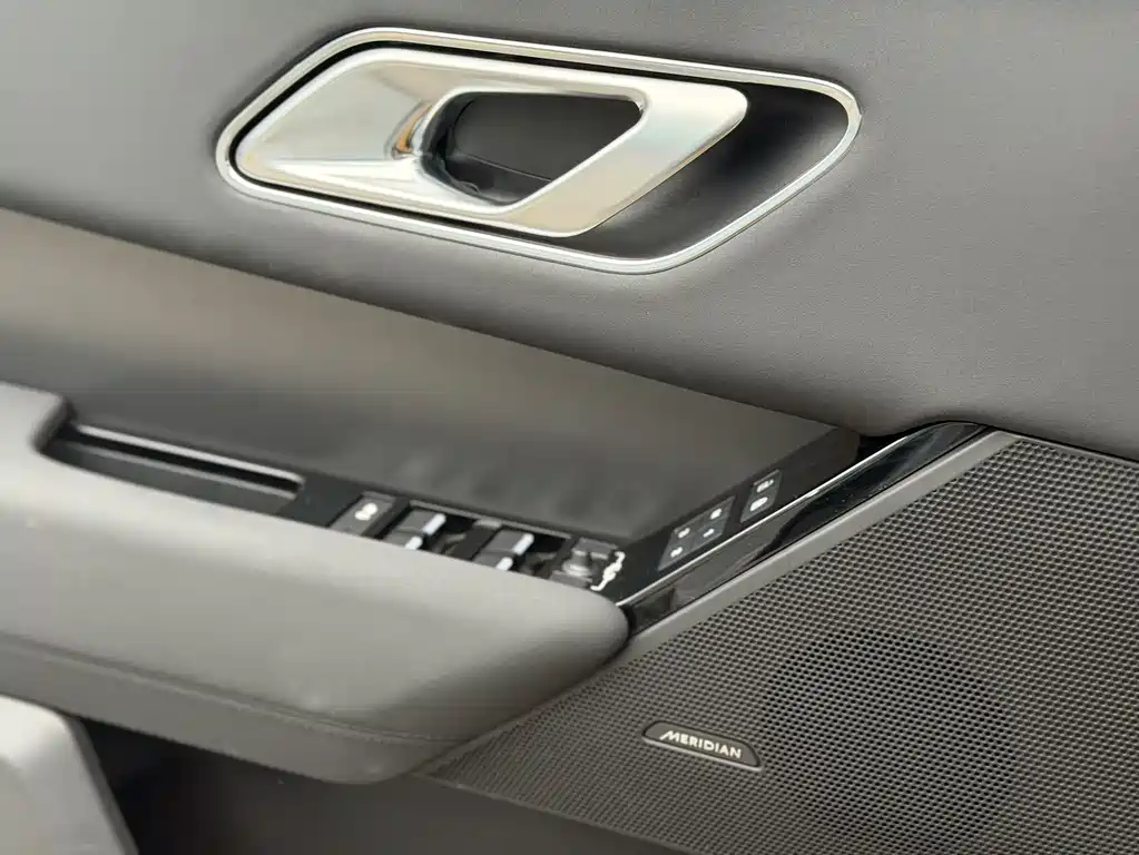 Land Rover Velar 2025 — фото 11