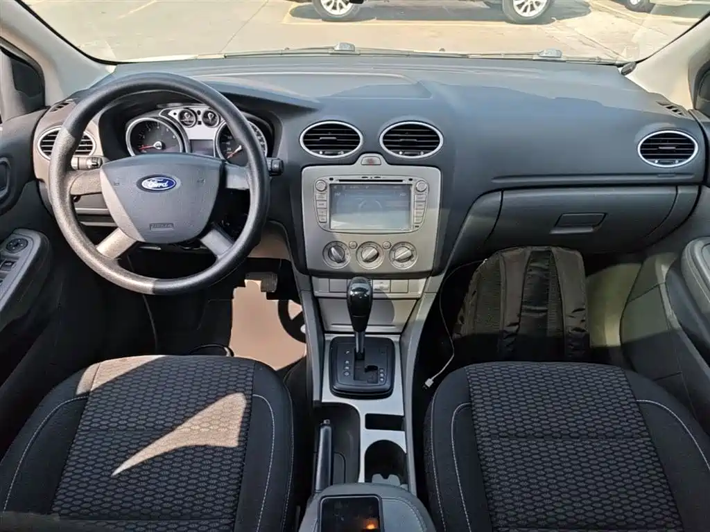Ford Focus 2014 — фото 10