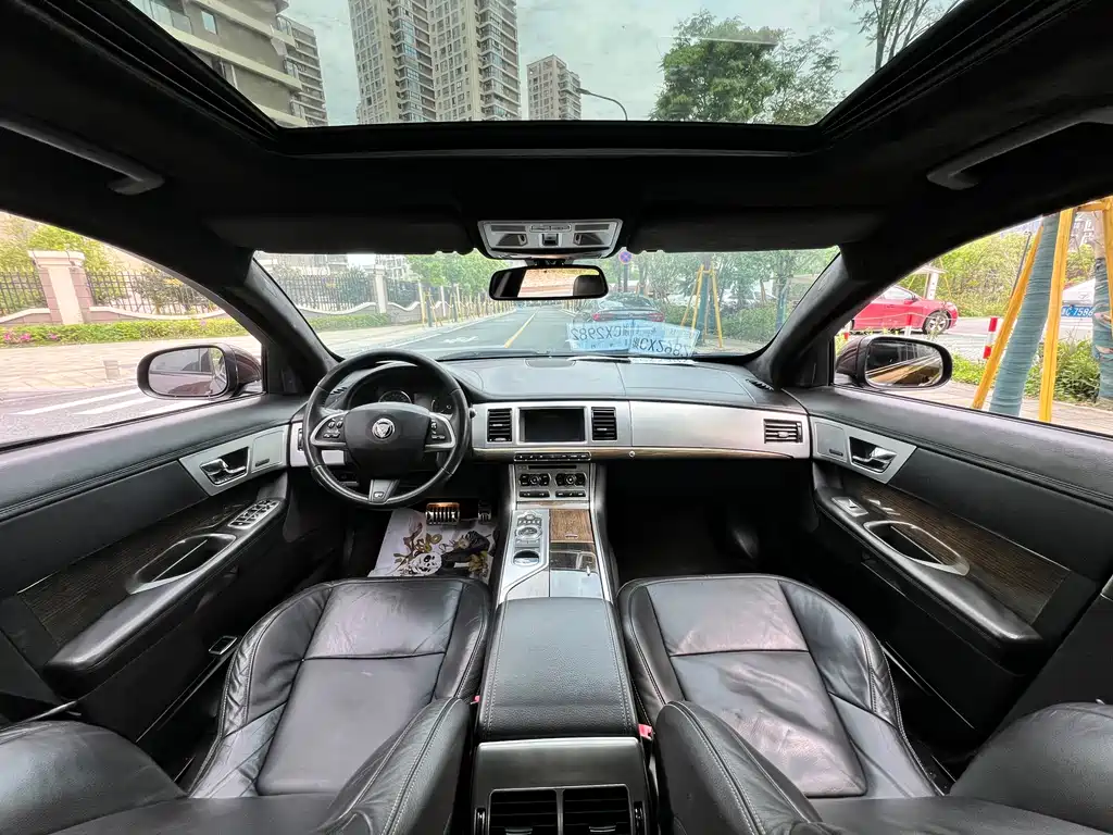 Jaguar XF 2015 — фото 10