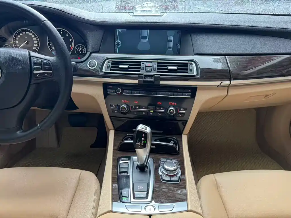 BMW 7 Series 2011 — фото 14