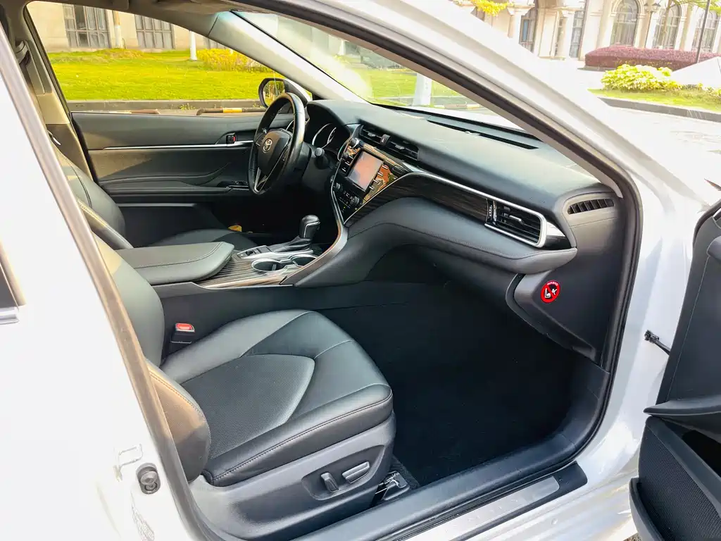 Toyota Camry 2018 — фото 14