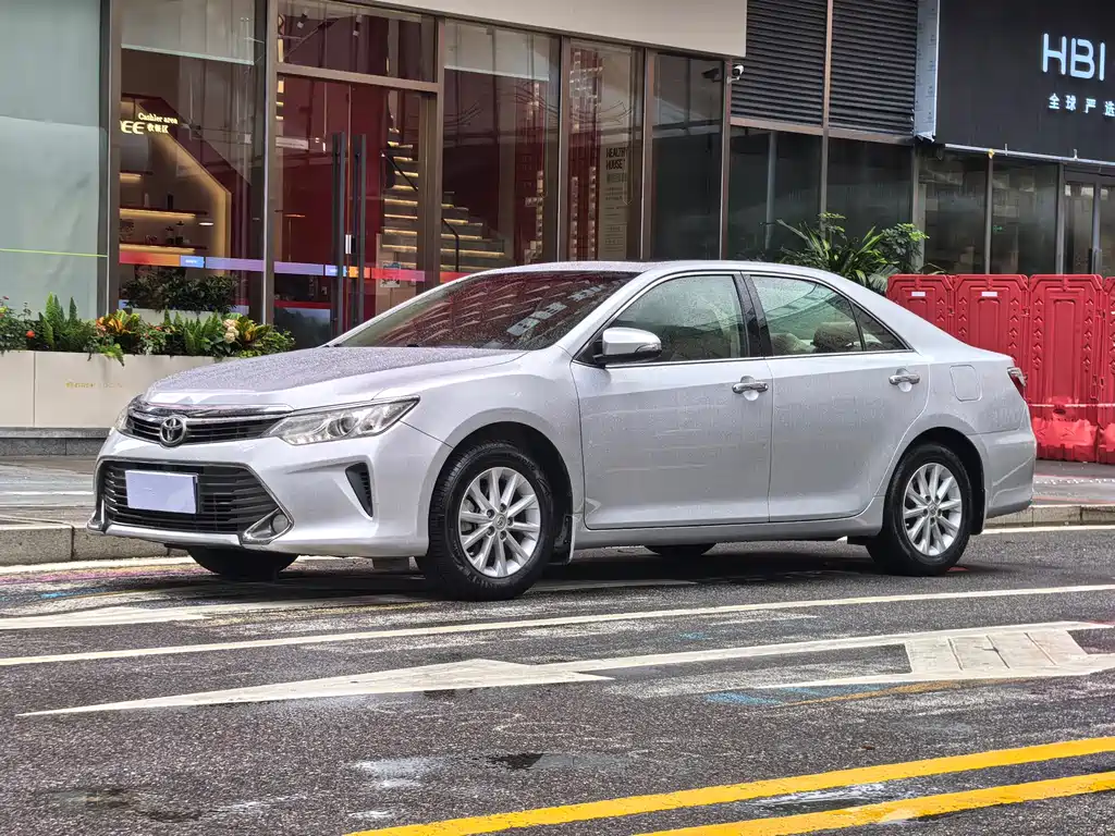 Toyota Camry 2015 — фото 1
