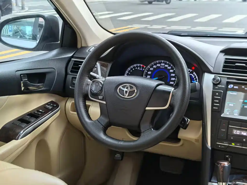 Toyota Camry 2015 — фото 9