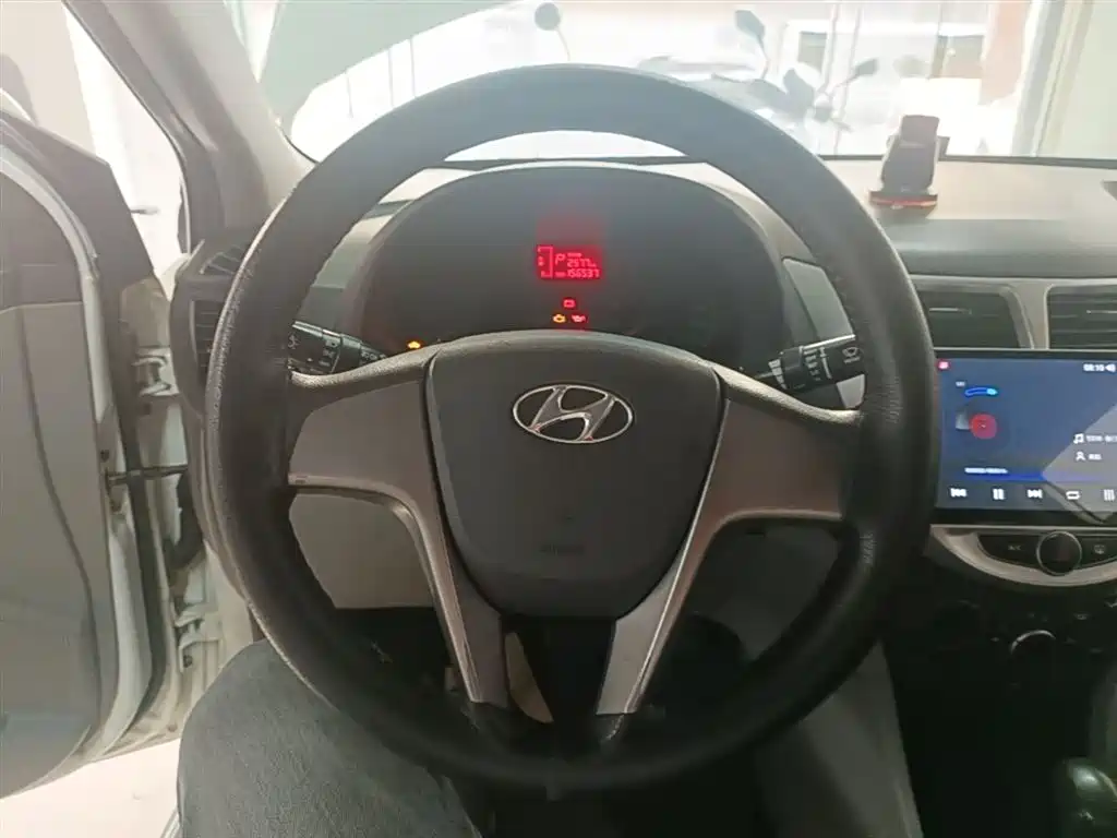 Hyundai Verna 2014 — фото 11